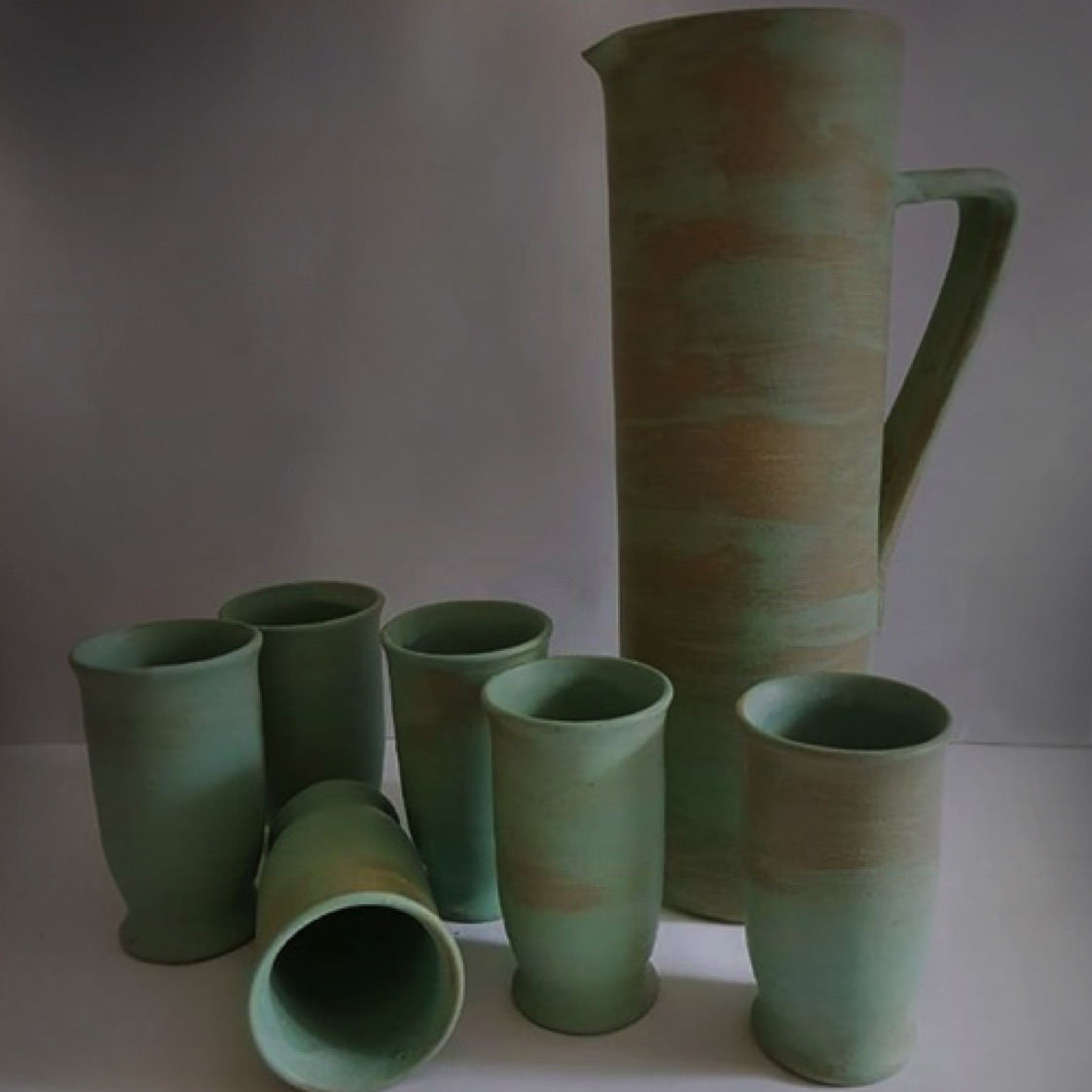 MIlenaLehmannJ-CasaDecoracion-Jarroy6vasos-verdes MIlenaLehmannJ-CasaDecoracion-Jarroy6vasos-verdes